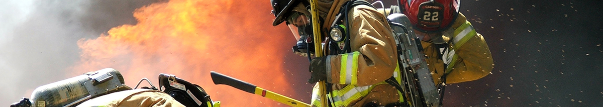 Bomberos apagan incendio desde el techo de una casa