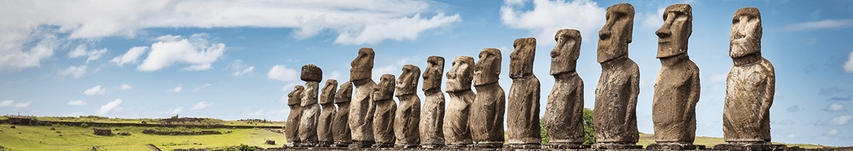 Imagen de la Isla de Pascua donde se pueden observar turistas 