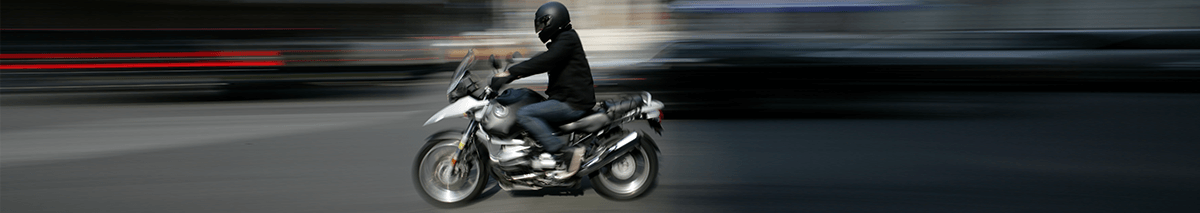 Un padre y su hija sobre una moto protegidos con un casco