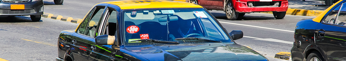 Taxis colectivos en la calle