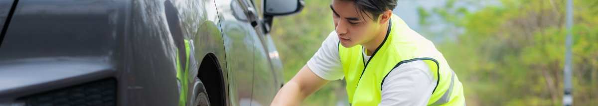 joven cambiando neumático 