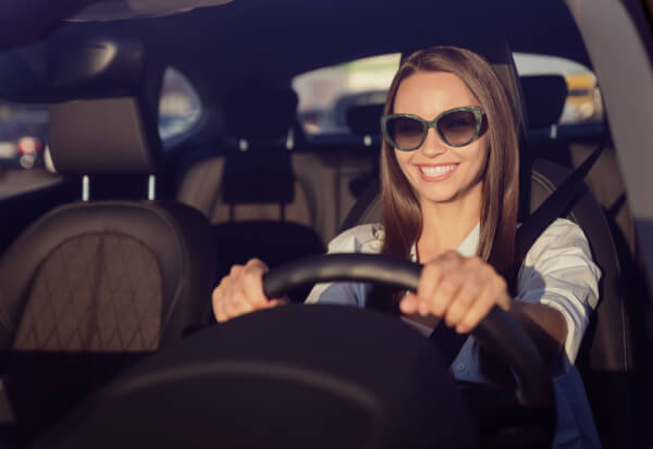 persona feliz con su seguro automotriz de HDI Seguros